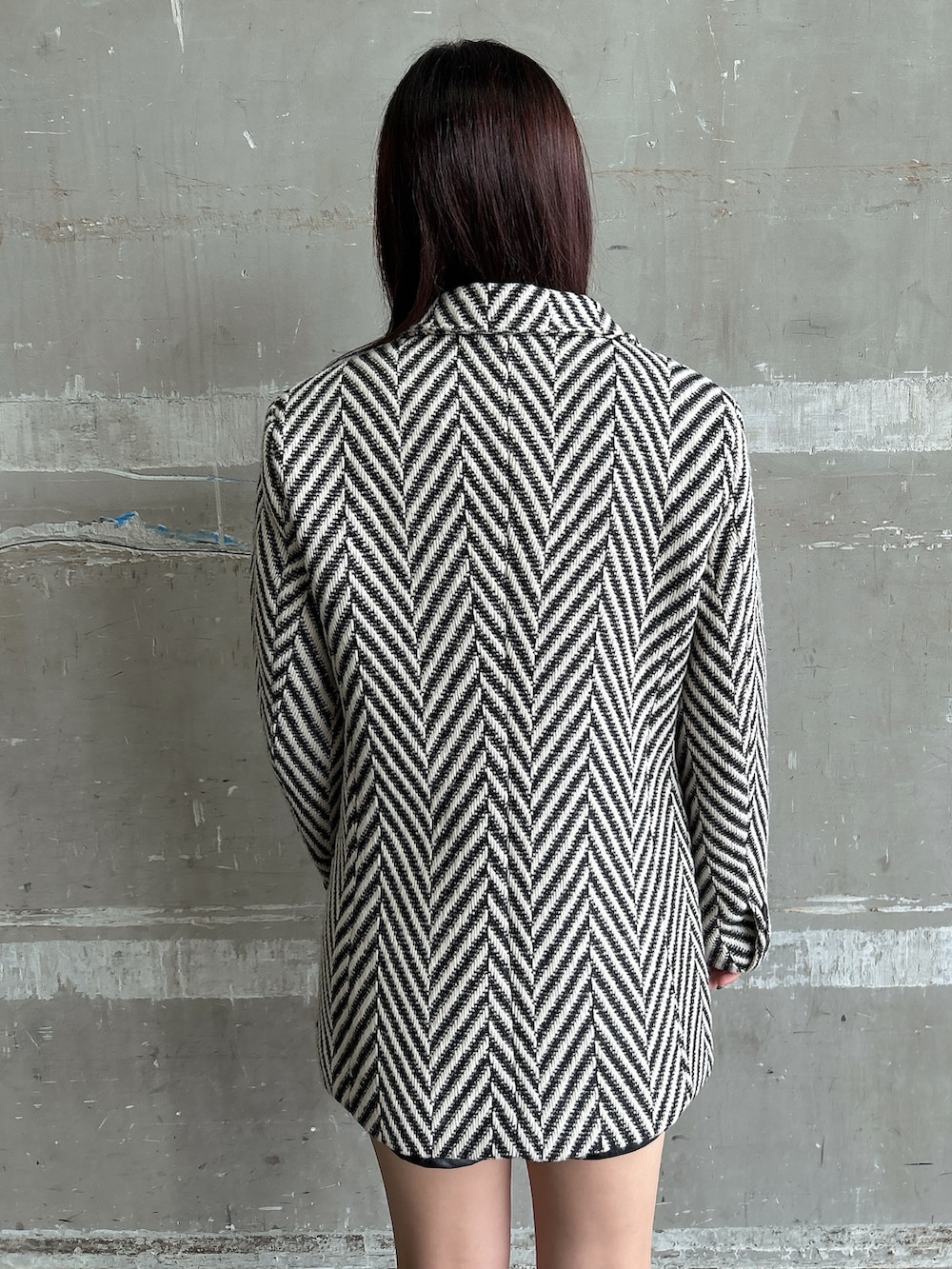 その他のテーラードジャケット、ブラック系のスカート、ブラック系のブーツを着用したレディースの秋コーディネートの6枚目の写真