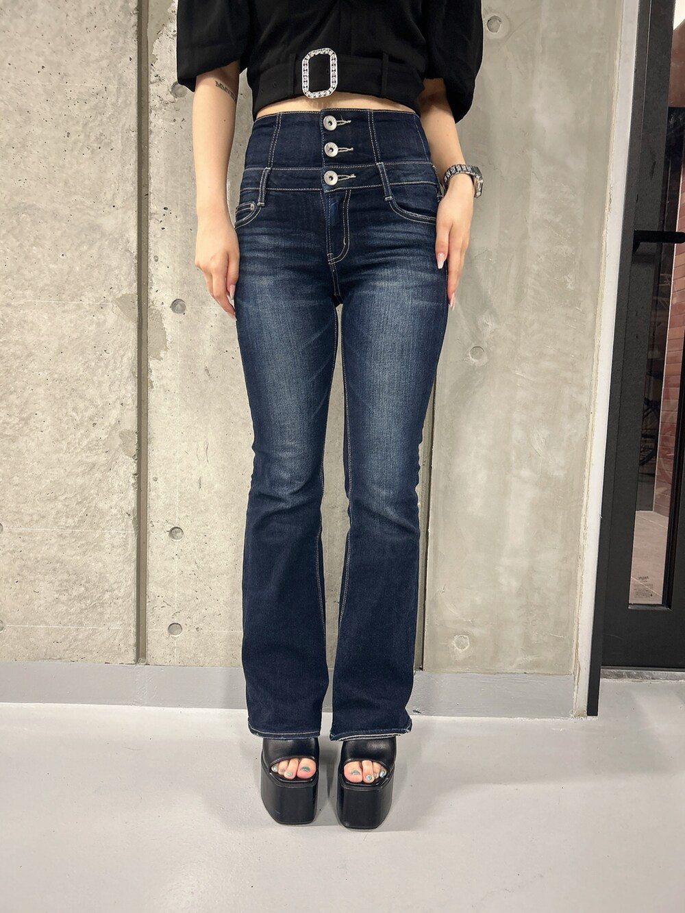 ブラック系のシャツ/ブラウス、ブルー系のデニムパンツ、ブラック系のサンダルを着用したレディースの夏コーディネートの8枚目の写真