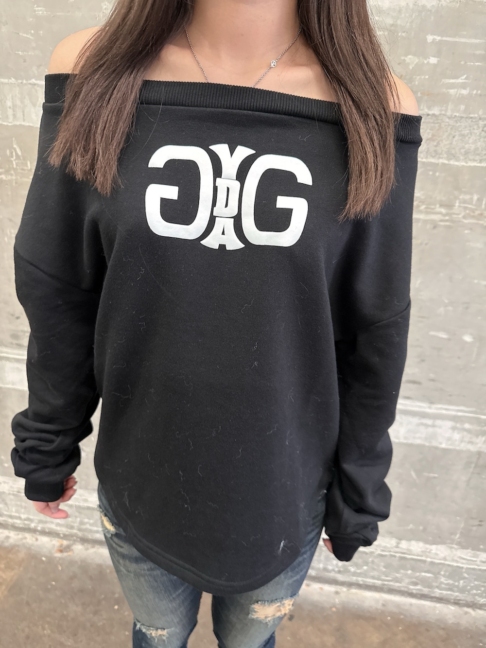 ブラック系のムートンコート、ブラック系のスウェット、ブルー系のデニムパンツを着用したレディースの秋コーディネートの7枚目の写真