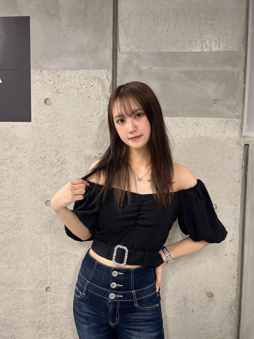 ブラック系のシャツ/ブラウス、ブルー系のデニムパンツ、ブラック系のサンダルを着用したレディースの夏コーディネートの4枚目の写真