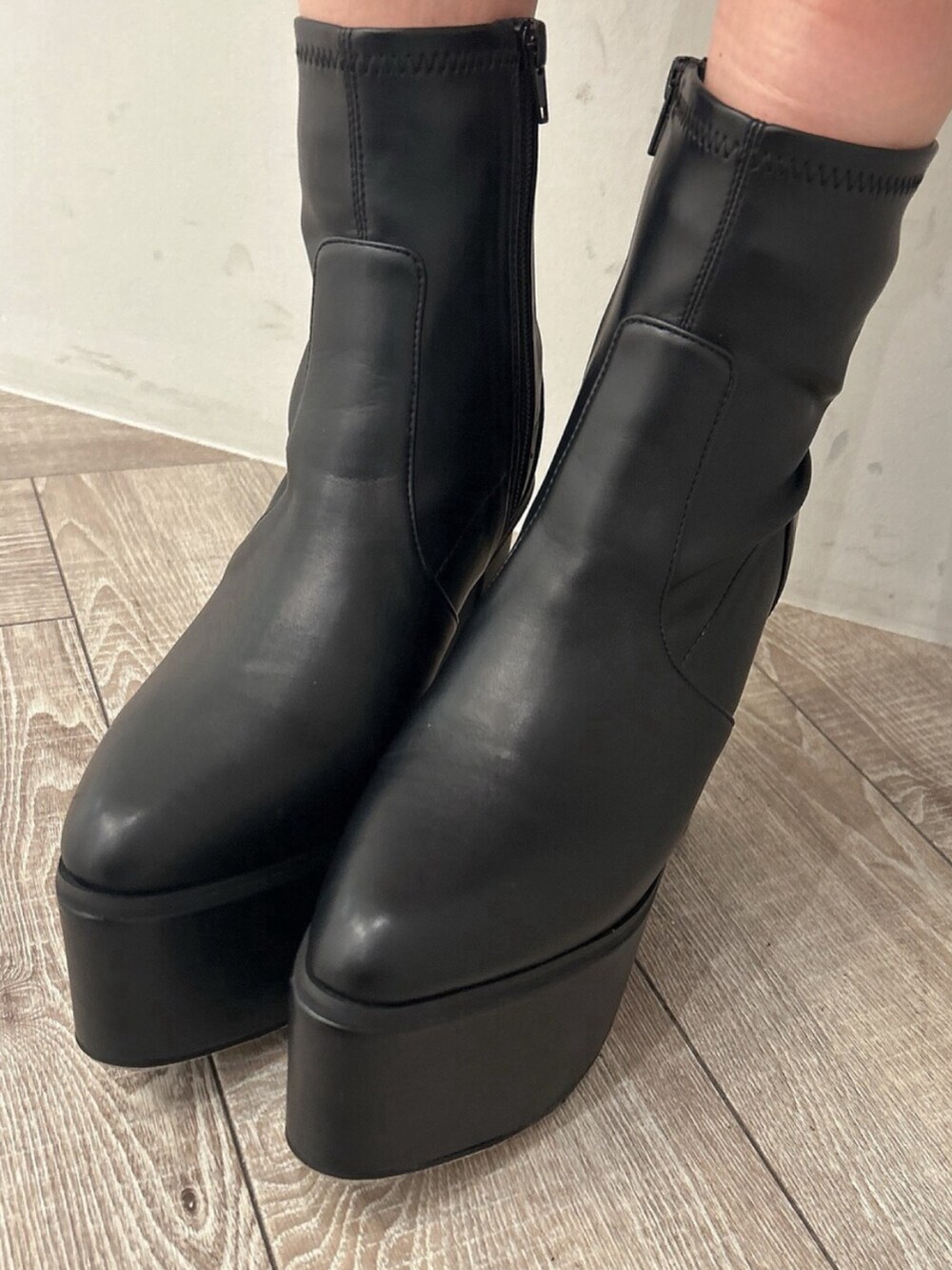 ホワイト系のニット/セーター、ブルー系のデニムパンツ、ブラック系のブーツを着用したレディースの冬コーディネートの7枚目の写真
