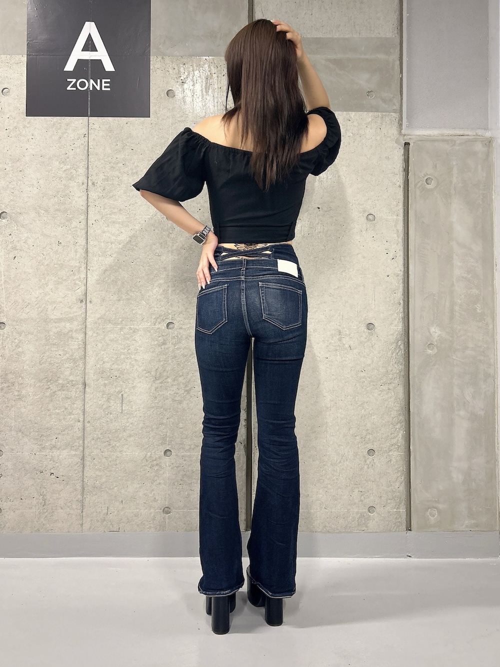 ブラック系のシャツ/ブラウス、ブルー系のデニムパンツ、ブラック系のサンダルを着用したレディースの夏コーディネートの3枚目の写真