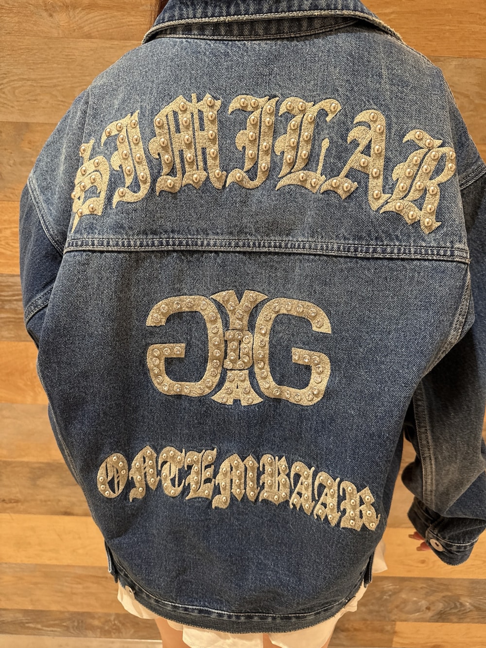 ブルー系のデニムジャケット、ブラック系のTシャツ/カットソー、ホワイト系のスカートを着用したレディースの春コーディネートの8枚目の写真