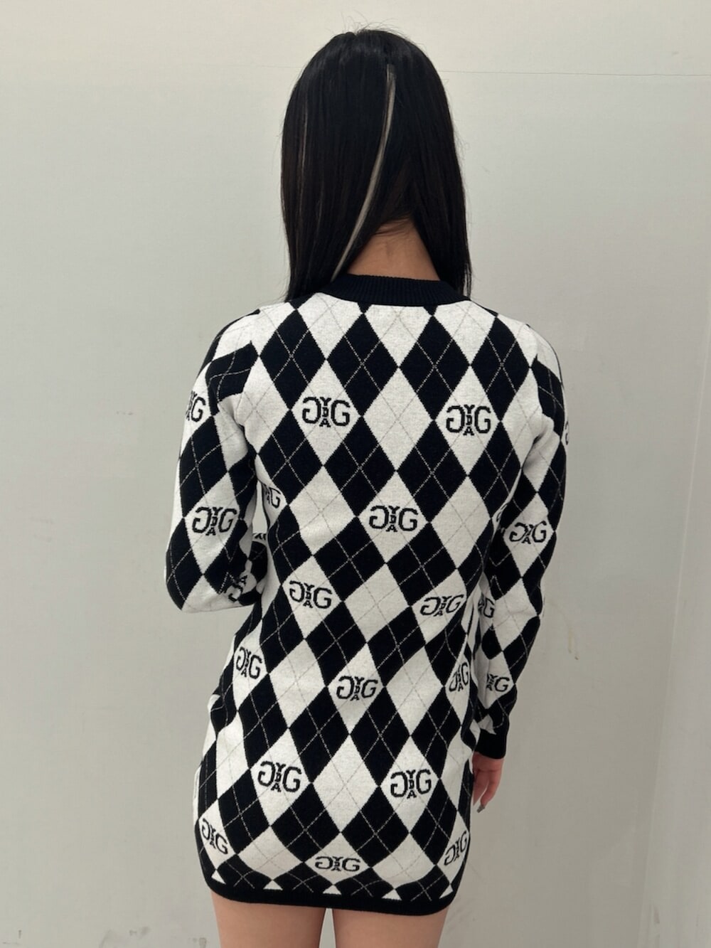 ブラック系のブーツ、ブラック系のワンピースを着用したレディースの冬コーディネートの5枚目の写真