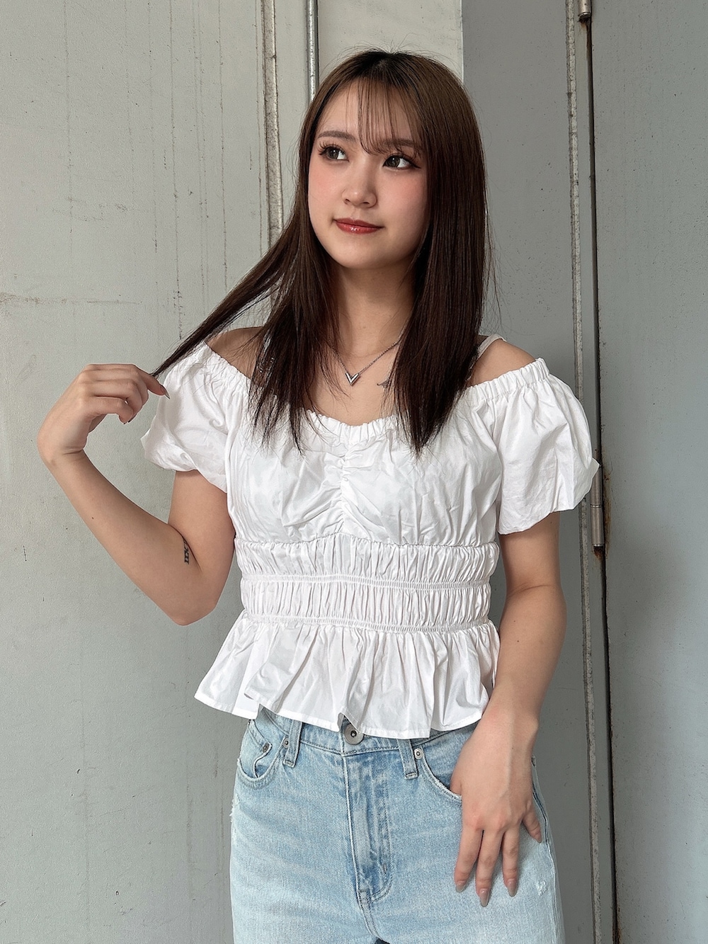 ホワイト系のシャツ/ブラウス、ブルー系のデニムパンツ、ベージュ系のサンダルを着用したレディースの春コーディネートの4枚目の写真