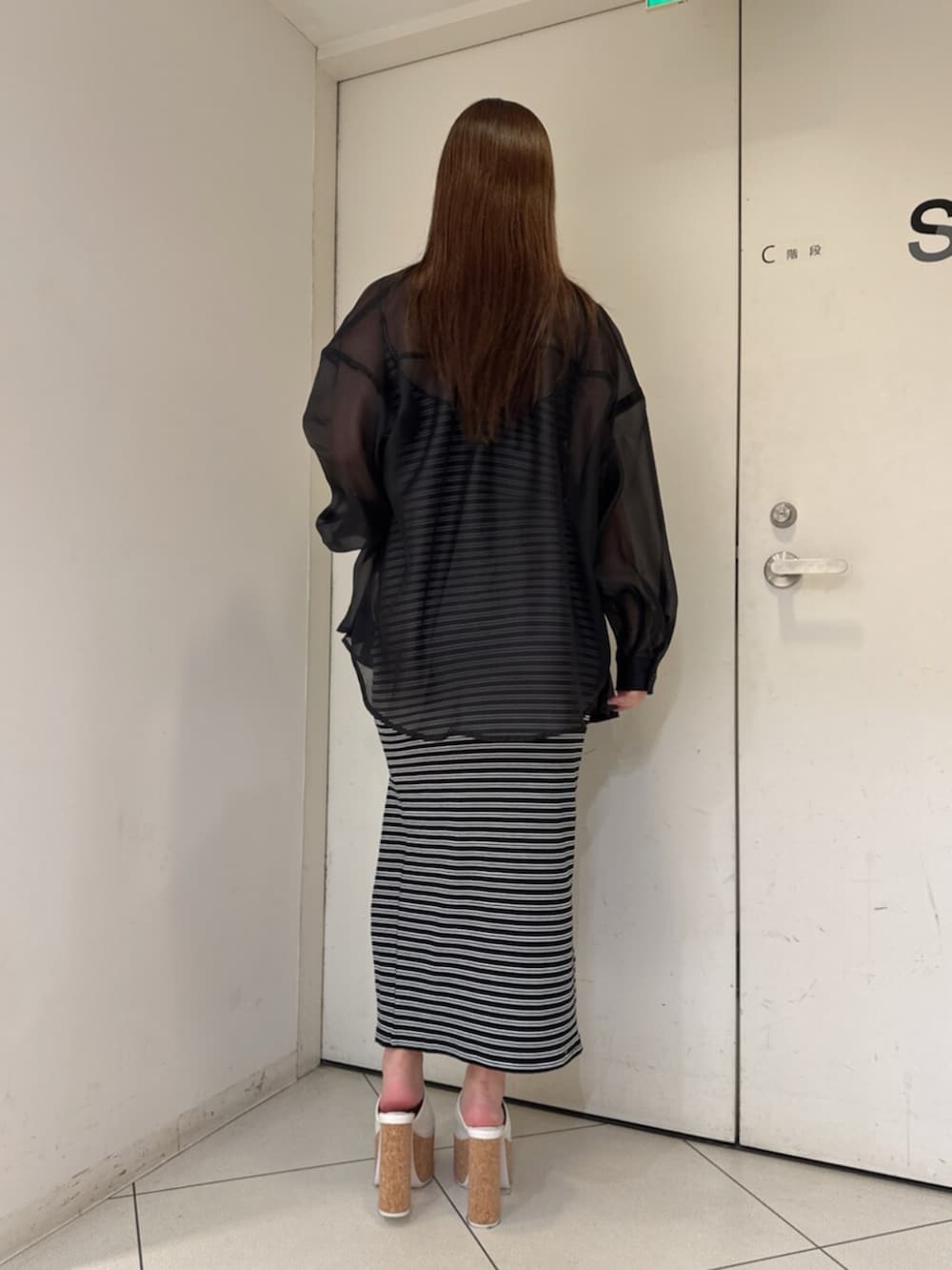 その他のワンピース、ホワイト系のサンダル、ブラック系のシャツ/ブラウスを着用したレディースの夏コーディネートの3枚目の写真