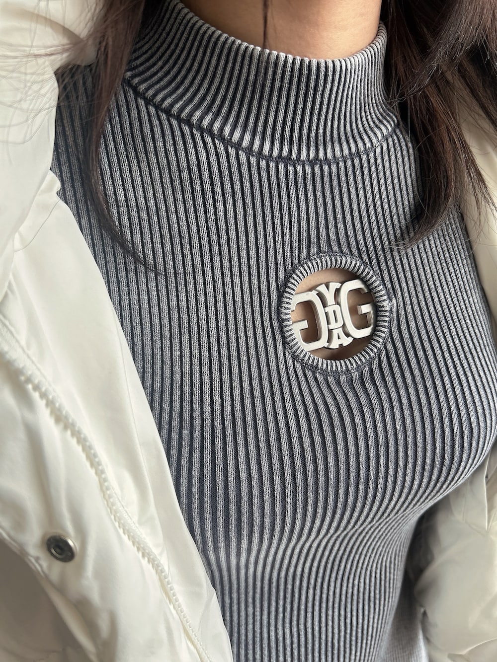 ブルー系のワンピース、ホワイト系のダウンジャケット/コート、ブラック系のブーツを着用したレディースの冬コーディネートの6枚目の写真