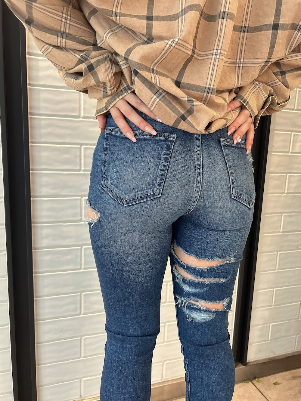 ベージュ系のシャツ/ブラウス、ホワイト系のキャミソール、ブルー系のデニムパンツを着用したレディースの夏コーディネートの8枚目の写真