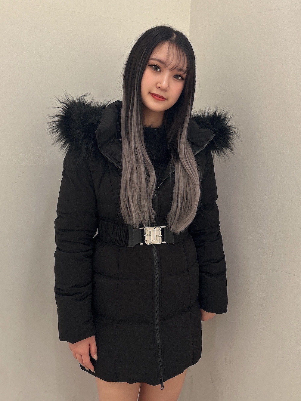 ブラック系のダウンジャケット/コート、ブラック系のワンピース、ブラック系のブーツを着用したレディースの秋コーディネートの2枚目の写真