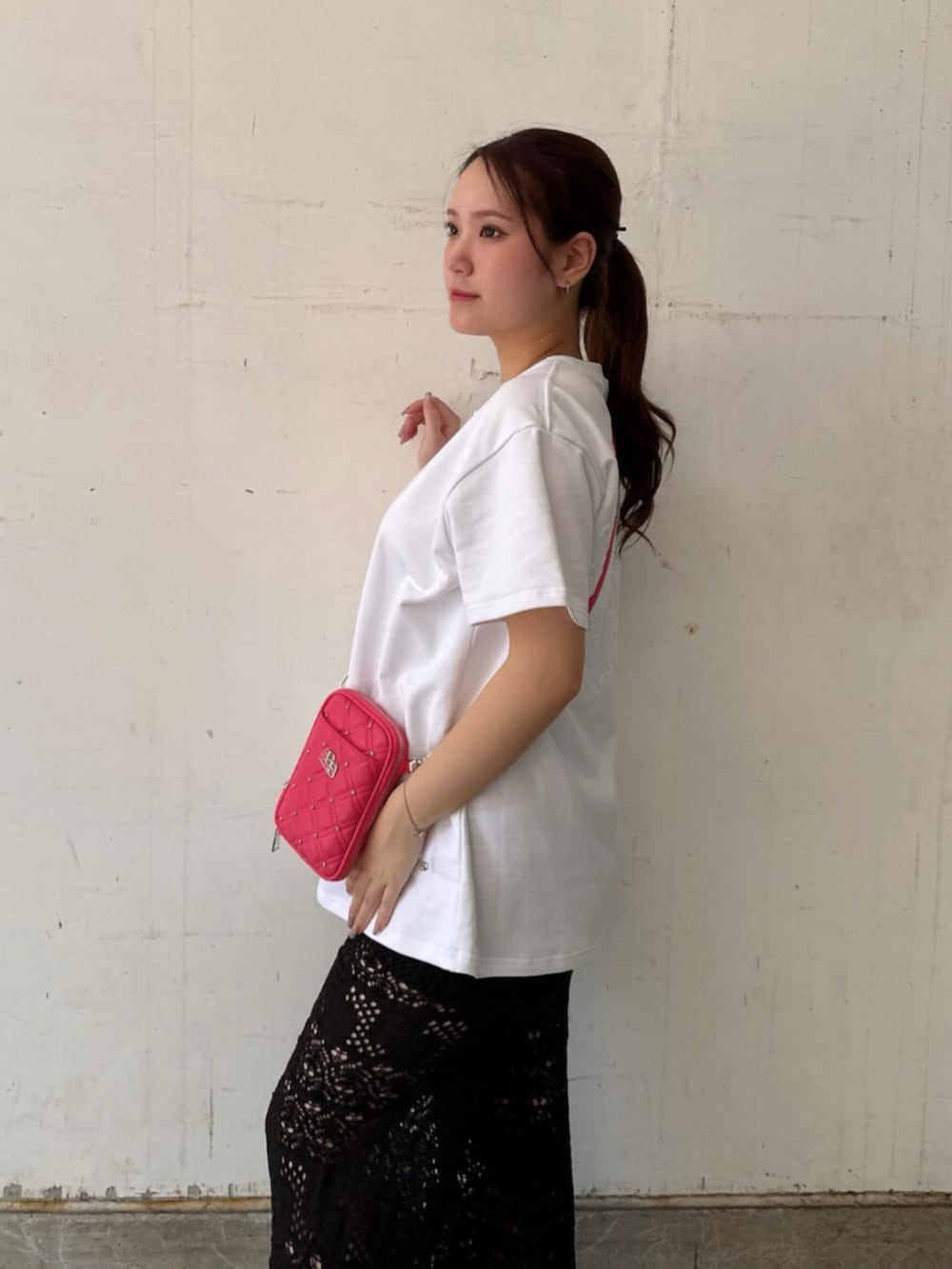 ホワイト系のTシャツ/カットソー、ブラック系のその他パンツ、ピンク系のショルダーバッグを着用したレディースの夏コーディネートの5枚目の写真