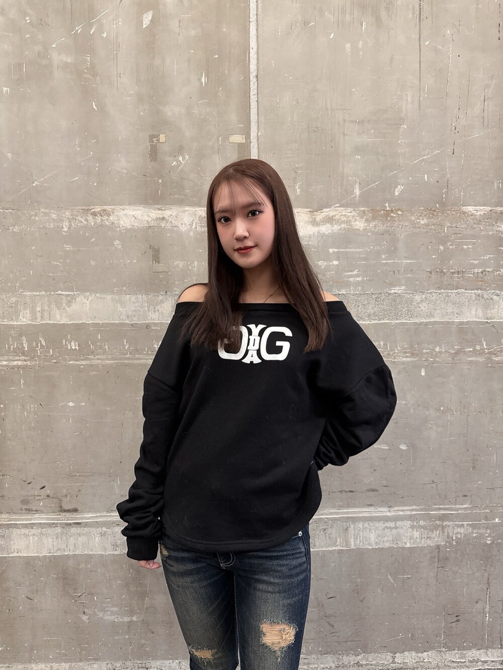 ブラック系のムートンコート、ブラック系のスウェット、ブルー系のデニムパンツを着用したレディースの秋コーディネートの4枚目の写真