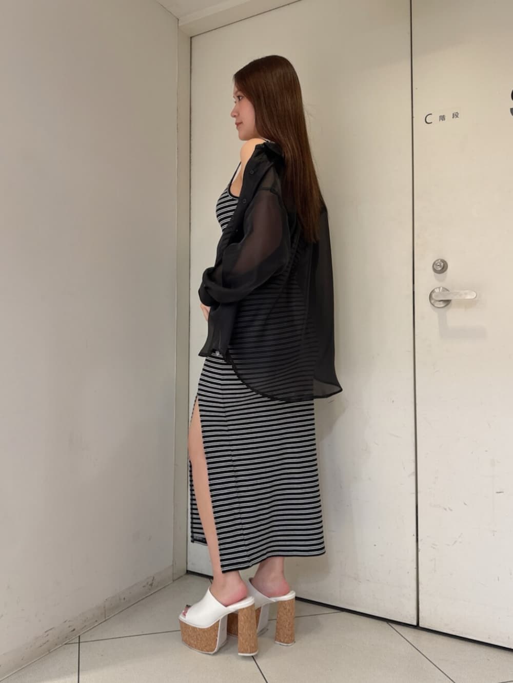 その他のワンピース、ホワイト系のサンダル、ブラック系のシャツ/ブラウスを着用したレディースの夏コーディネートの2枚目の写真