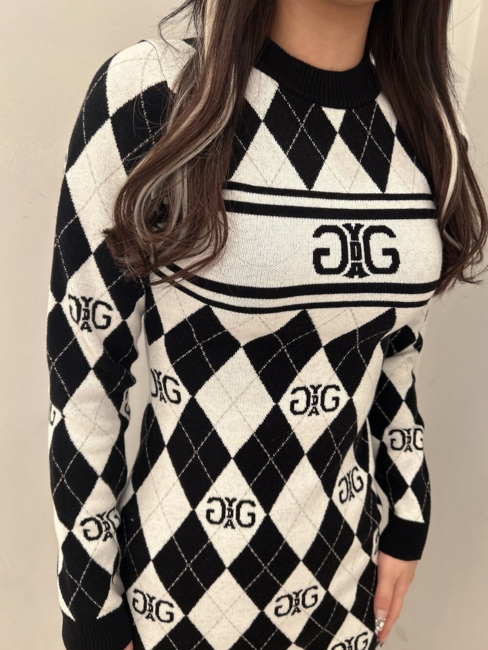 ブラック系のブーツ、ブラック系のワンピースを着用したレディースの冬コーディネートの6枚目の写真