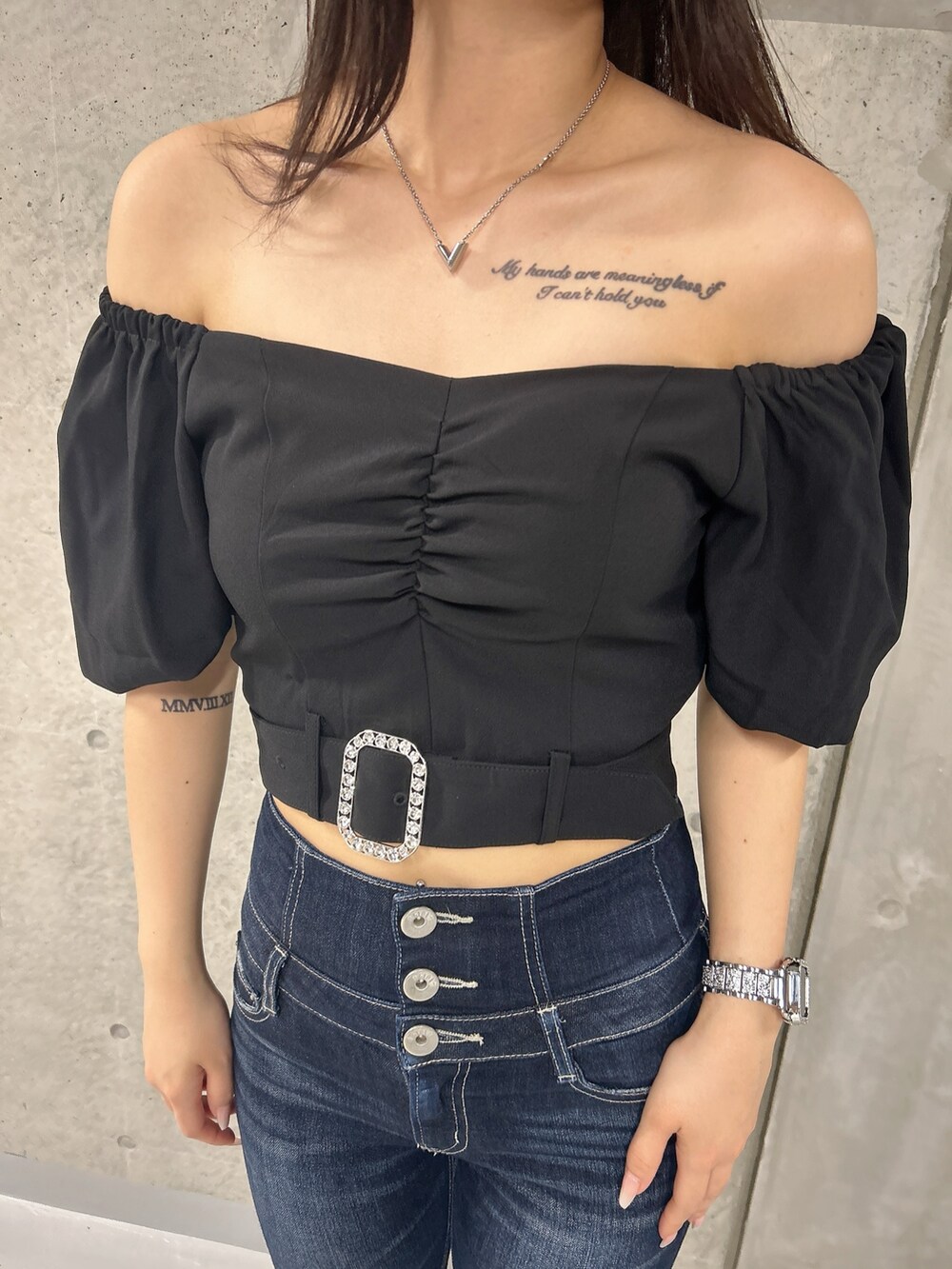 ブラック系のシャツ/ブラウス、ブルー系のデニムパンツ、ブラック系のサンダルを着用したレディースの夏コーディネートの7枚目の写真