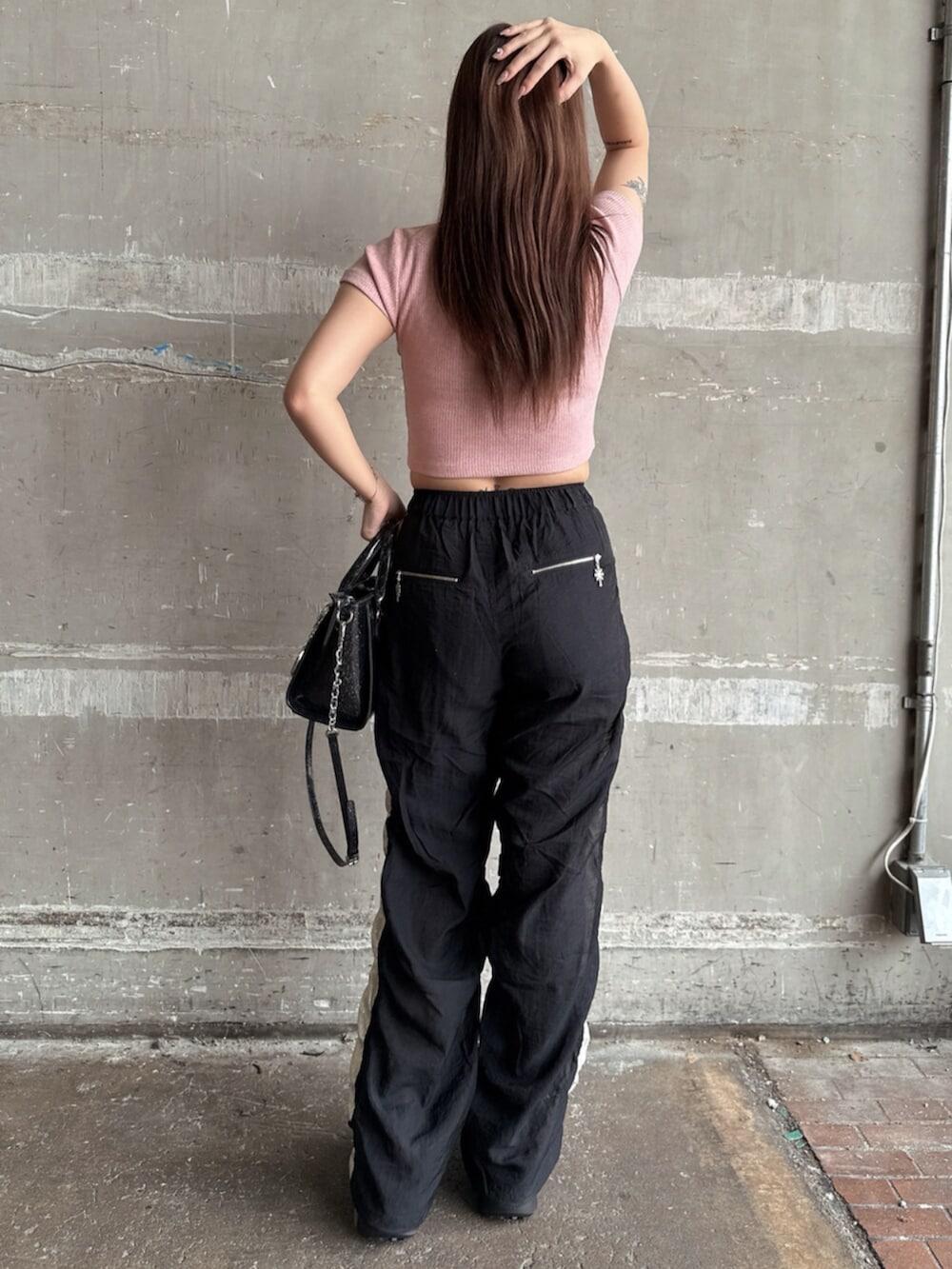 ブラック系のハンドバッグ、ブラック系のその他パンツ、ブラック系のサンダルを着用したレディースの春コーディネートの3枚目の写真