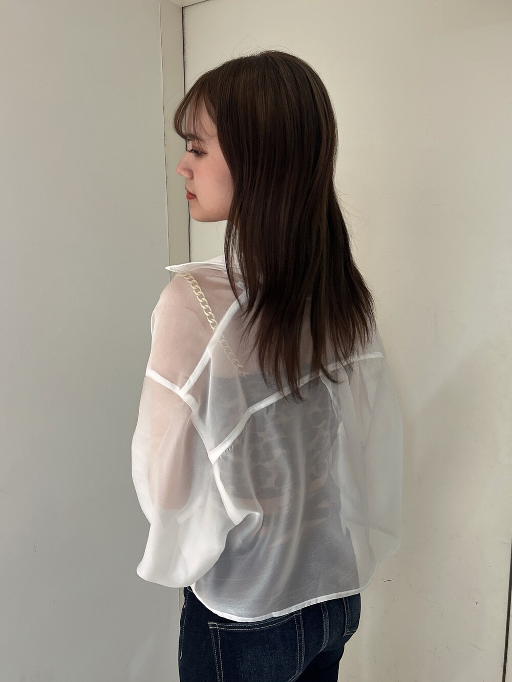 ホワイト系のシャツ/ブラウス、その他のキャミソール、ブルー系のデニムパンツを着用したレディースの春コーディネートの5枚目の写真