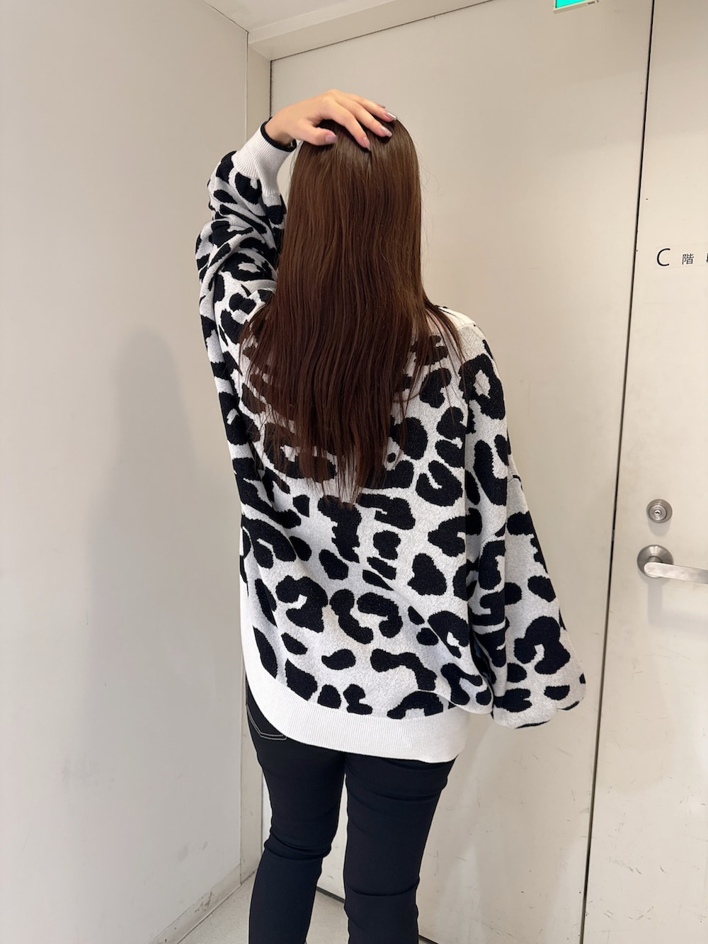 ピンク系のTシャツ/カットソー、ホワイト系のカーディガン/ボレロ、ブラック系のデニムパンツを着用したレディースの夏コーディネートの6枚目の写真