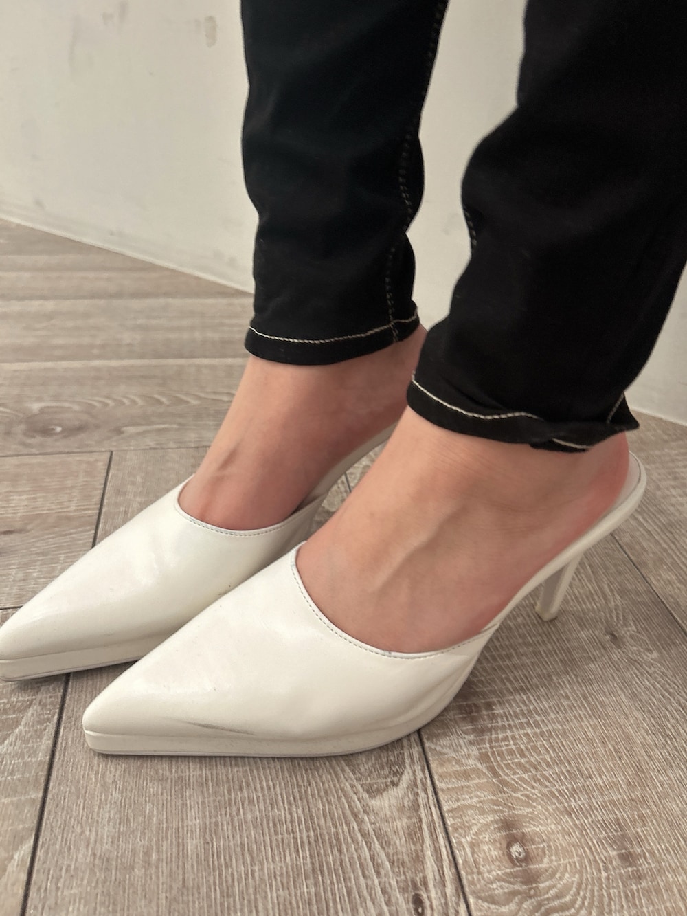 ブラック系のニット/セーター、ブラック系のブルゾン、ブルー系のデニムパンツを着用したレディースの春コーディネートの10枚目の写真