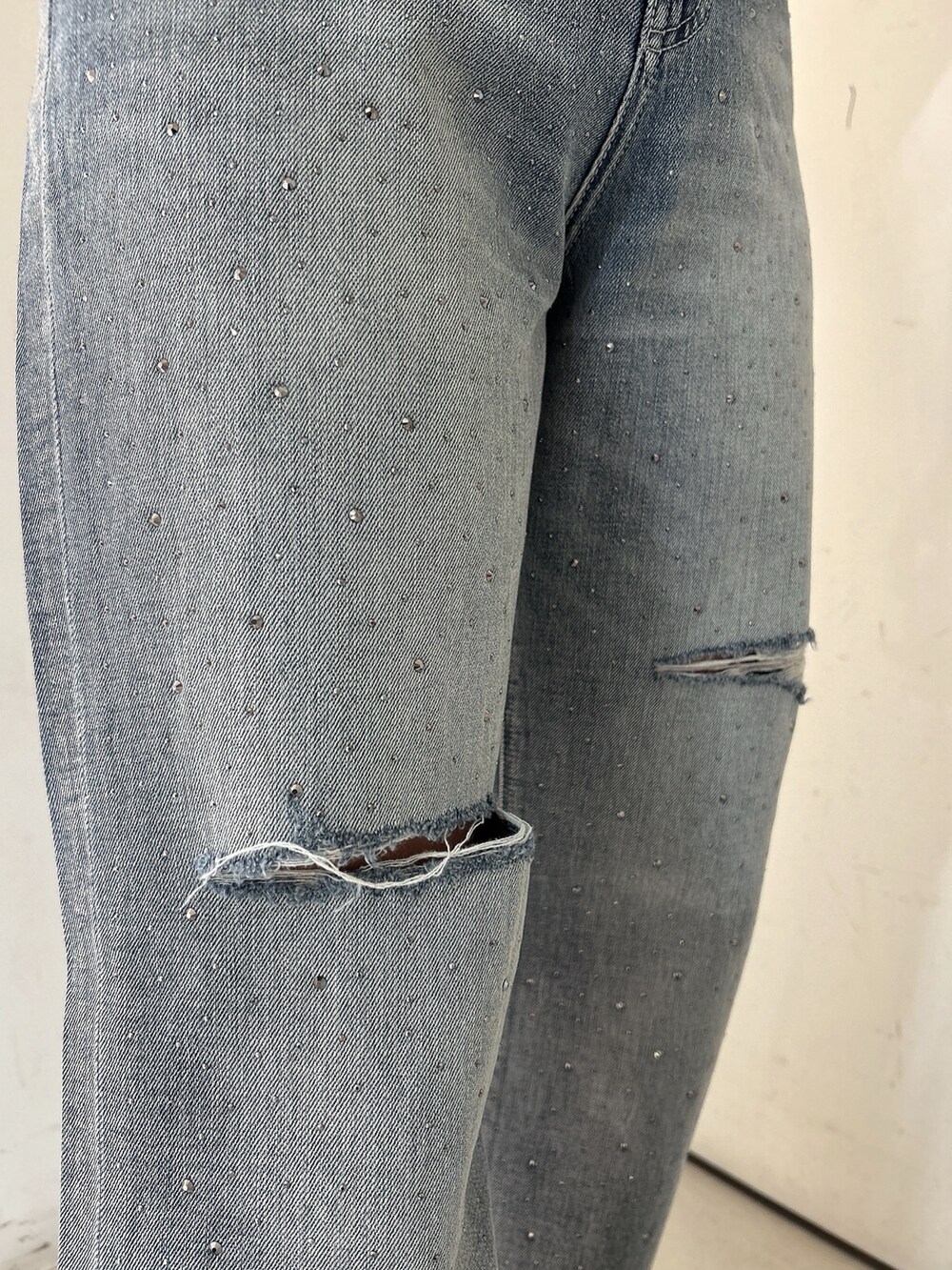 イエロー系のニット/セーター、ブルー系のデニムパンツ、ホワイト系のパンプスを着用したレディースの春コーディネートの8枚目の写真