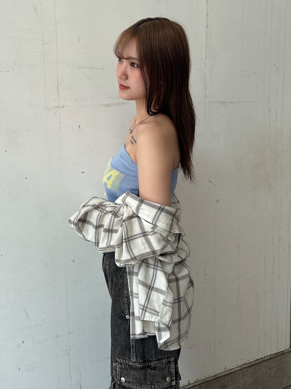 ブルー系のニット/セーター、ホワイト系のシャツ/ブラウス、ブルー系のデニムパンツを着用したレディースの夏コーディネートの5枚目の写真