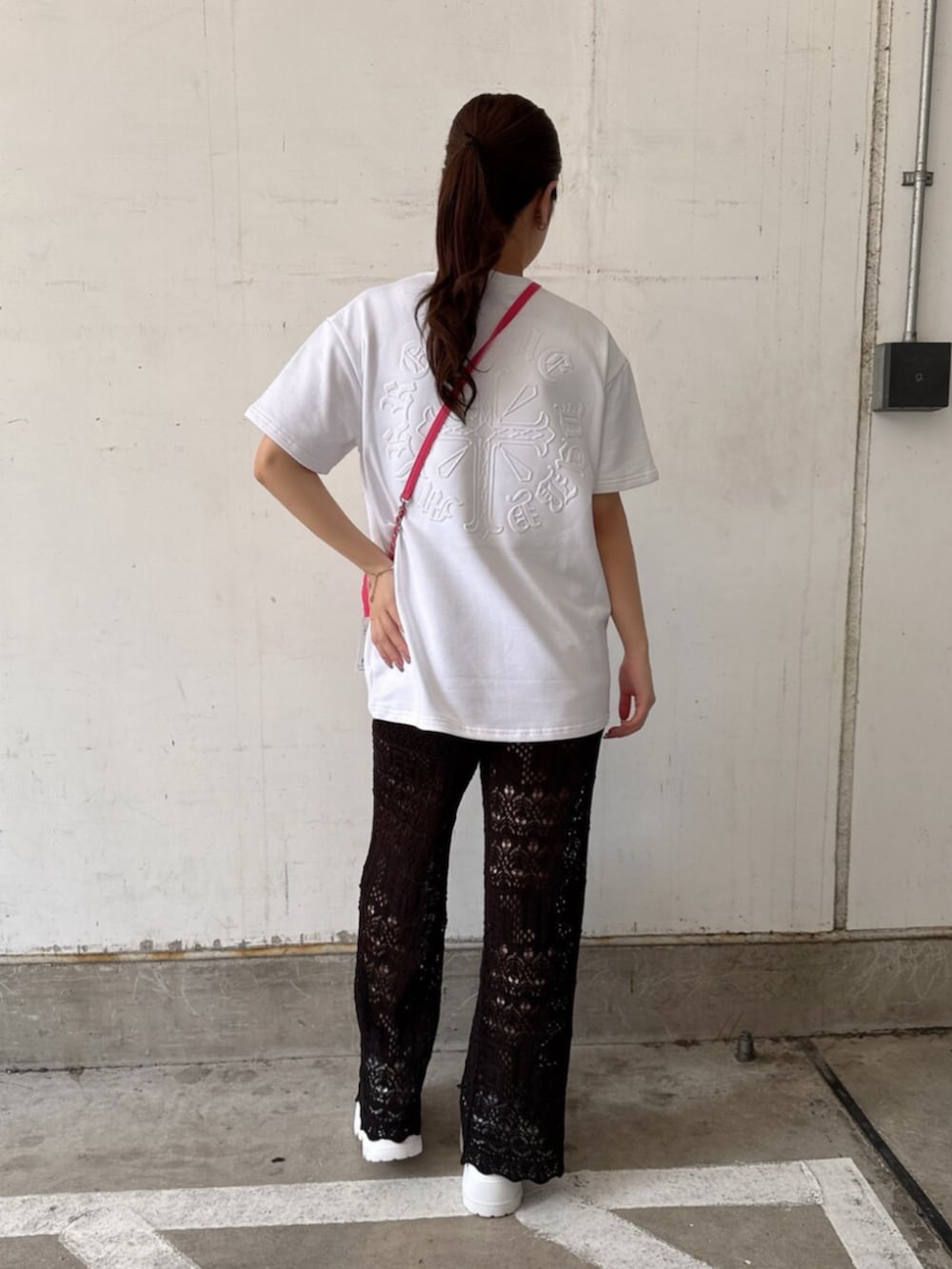 ホワイト系のTシャツ/カットソー、ブラック系のその他パンツ、ピンク系のショルダーバッグを着用したレディースの夏コーディネートの3枚目の写真