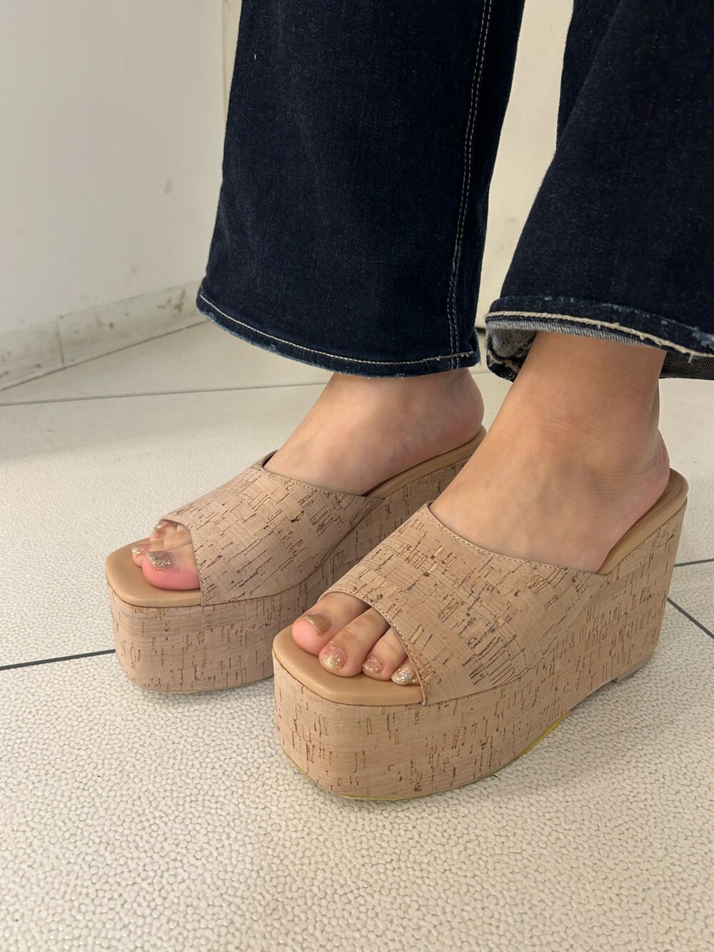 ホワイト系のシャツ/ブラウス、ブルー系のデニムパンツ、ベージュ系のサンダルを着用したレディースの春コーディネートの8枚目の写真