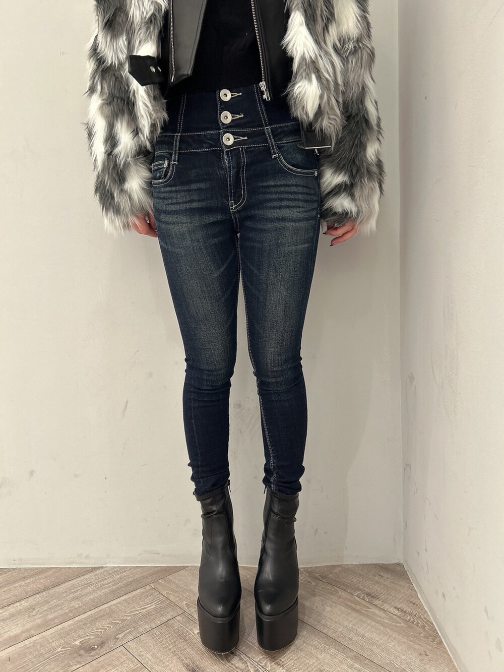 ブルー系のデニムパンツ、その他のライダースジャケット、ブラック系のニット/セーターを着用したレディースの秋コーディネートの7枚目の写真