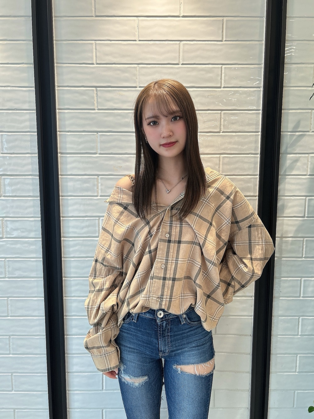 ベージュ系のシャツ/ブラウス、ホワイト系のキャミソール、ブルー系のデニムパンツを着用したレディースの夏コーディネートの4枚目の写真