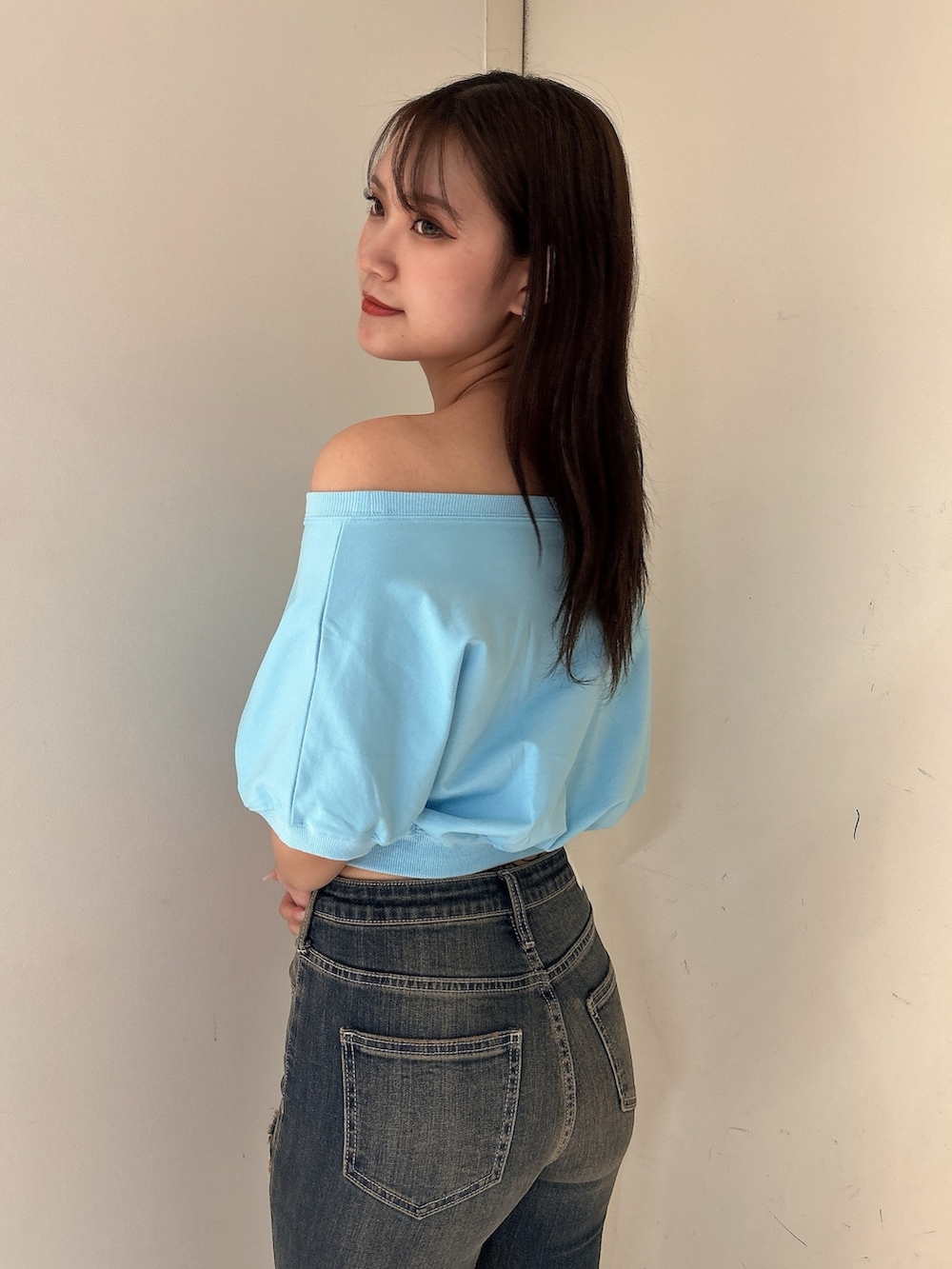 ブルー系のTシャツ/カットソー、ブルー系のデニムパンツ、ホワイト系のサンダルを着用したレディースの夏コーディネートの5枚目の写真