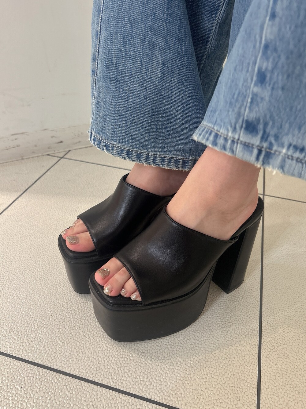 グレー系のTシャツ/カットソー、ブルー系のデニムパンツ、その他のサンダルを着用したレディースの夏コーディネートの10枚目の写真