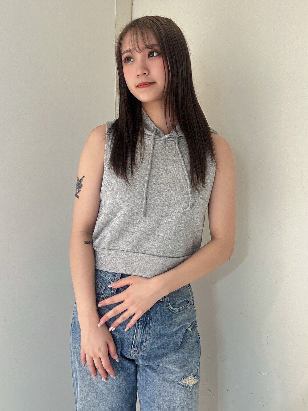 グレー系のTシャツ/カットソー、ブルー系のデニムパンツ、その他のサンダルを着用したレディースの夏コーディネートの4枚目の写真