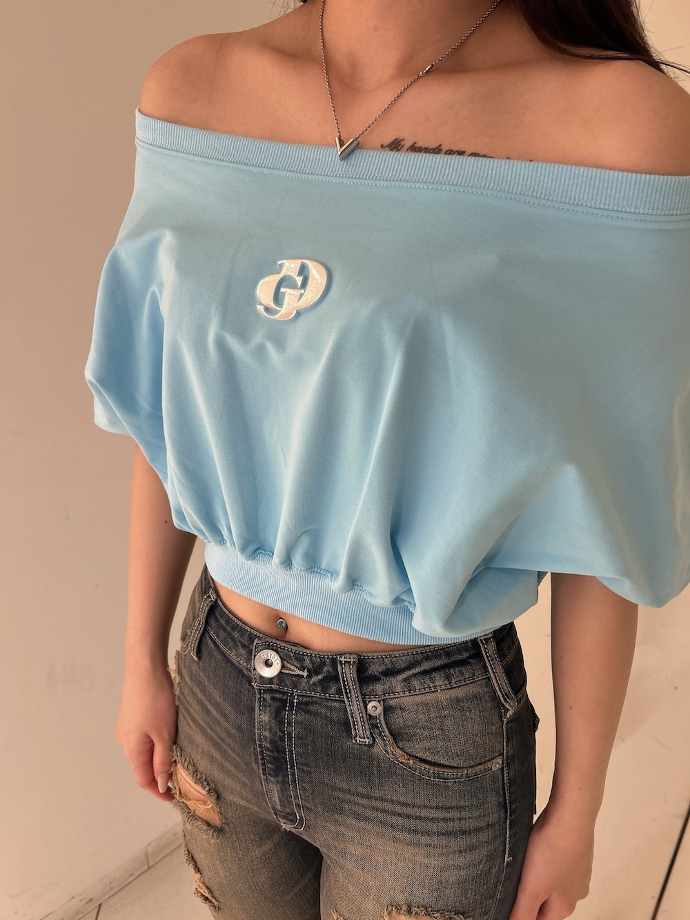 ブルー系のTシャツ/カットソー、ブルー系のデニムパンツ、ホワイト系のサンダルを着用したレディースの夏コーディネートの7枚目の写真