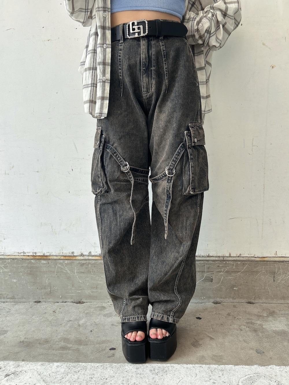 ブルー系のニット/セーター、ホワイト系のシャツ/ブラウス、ブルー系のデニムパンツを着用したレディースの夏コーディネートの8枚目の写真