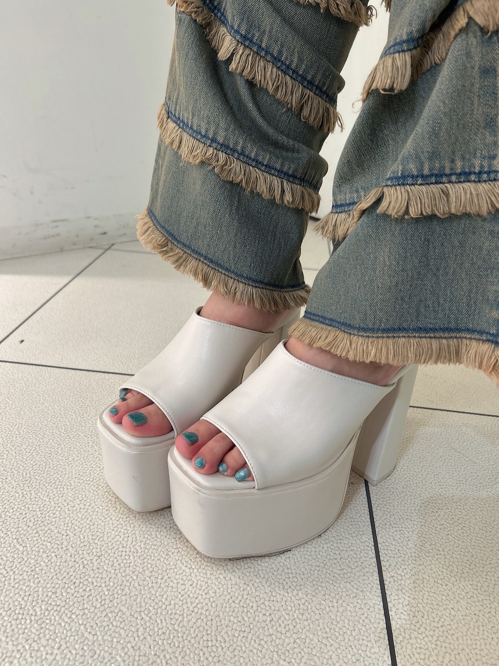 ブルー系のTシャツ/カットソー、ブルー系のデニムパンツ、ホワイト系のサンダルを着用したレディースの夏コーディネートの8枚目の写真