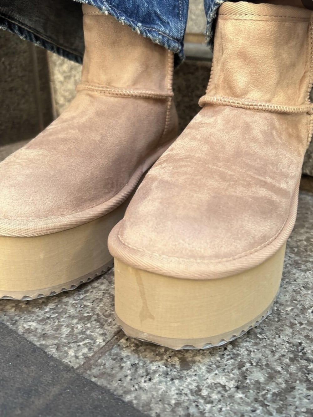 ピンク系のニット/セーター、ブルー系のデニムパンツ、ベージュ系のブーツを着用したレディースの冬コーディネートの9枚目の写真