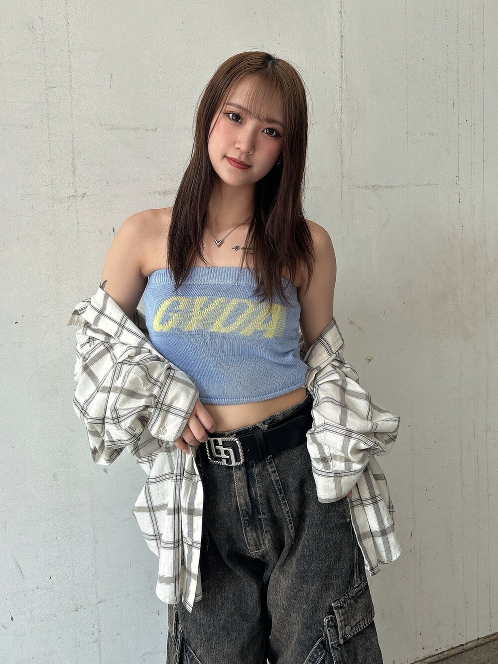 ブルー系のニット/セーター、ホワイト系のシャツ/ブラウス、ブルー系のデニムパンツを着用したレディースの夏コーディネートの4枚目の写真