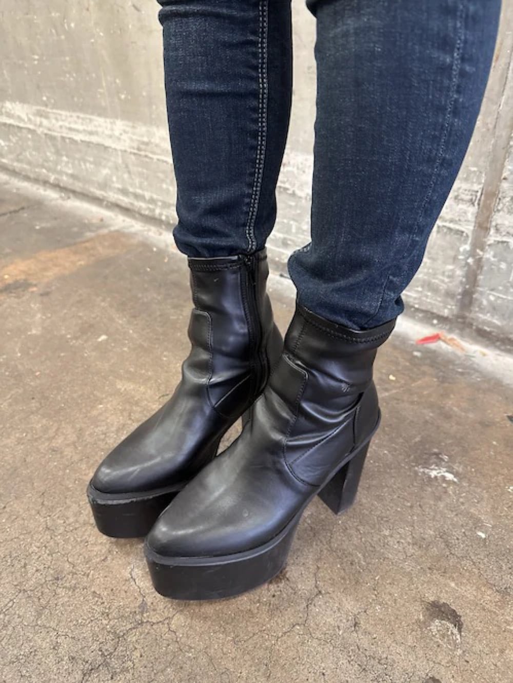 グレー系のカーディガン/ボレロ、ブラック系のブーツ、ブルー系のデニムパンツを着用したレディースの冬コーディネートの10枚目の写真