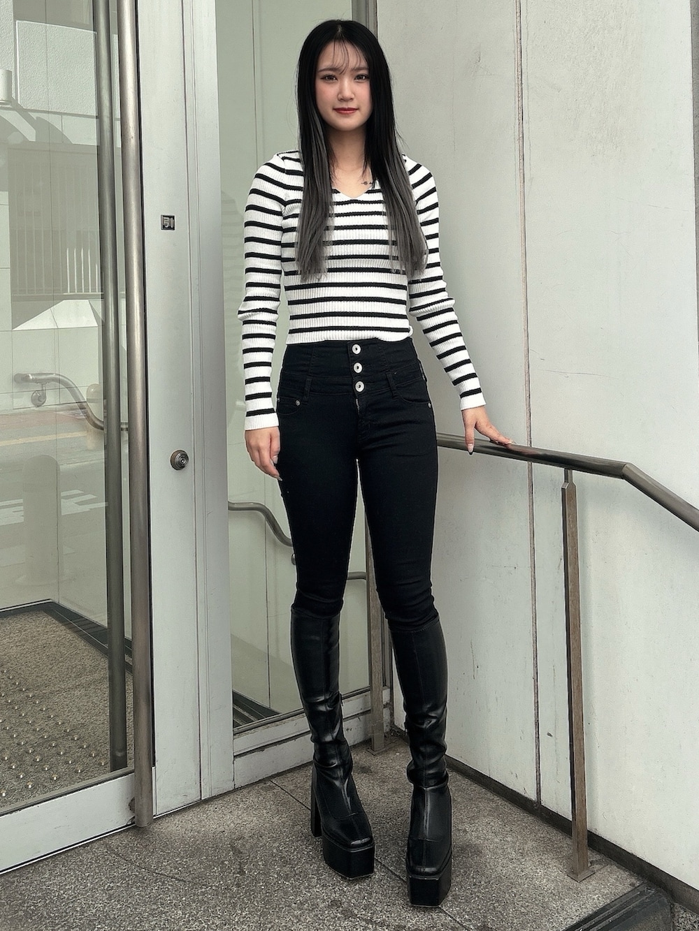 グレー系のライダースジャケット、ブラック系のデニムパンツ、その他のニット/セーターを着用したレディースの秋コーディネートの5枚目の写真