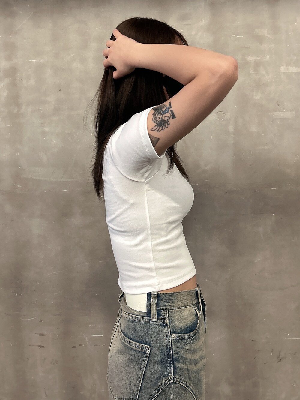 ホワイト系のTシャツ/カットソー、ブルー系のデニムパンツ、ベージュ系のサンダルを着用したレディースの春コーディネートの5枚目の写真