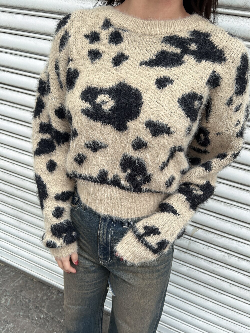 ホワイト系のニット/セーター、ブルー系のデニムパンツ、ブラック系のブーツを着用したレディースの冬コーディネートの5枚目の写真