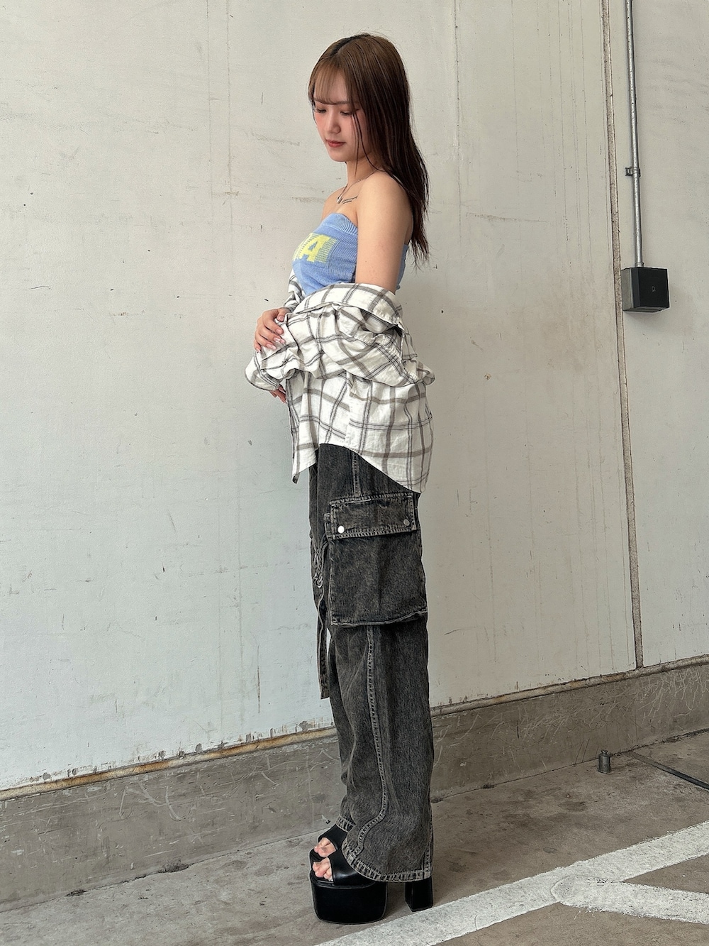 ブルー系のニット/セーター、ホワイト系のシャツ/ブラウス、ブルー系のデニムパンツを着用したレディースの夏コーディネートの2枚目の写真