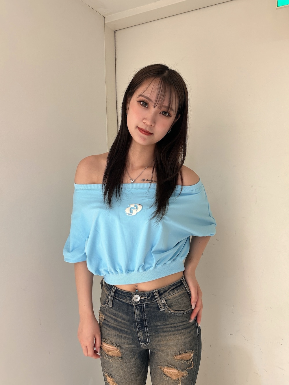 ブルー系のTシャツ/カットソー、ブルー系のデニムパンツ、ホワイト系のサンダルを着用したレディースの夏コーディネートの4枚目の写真