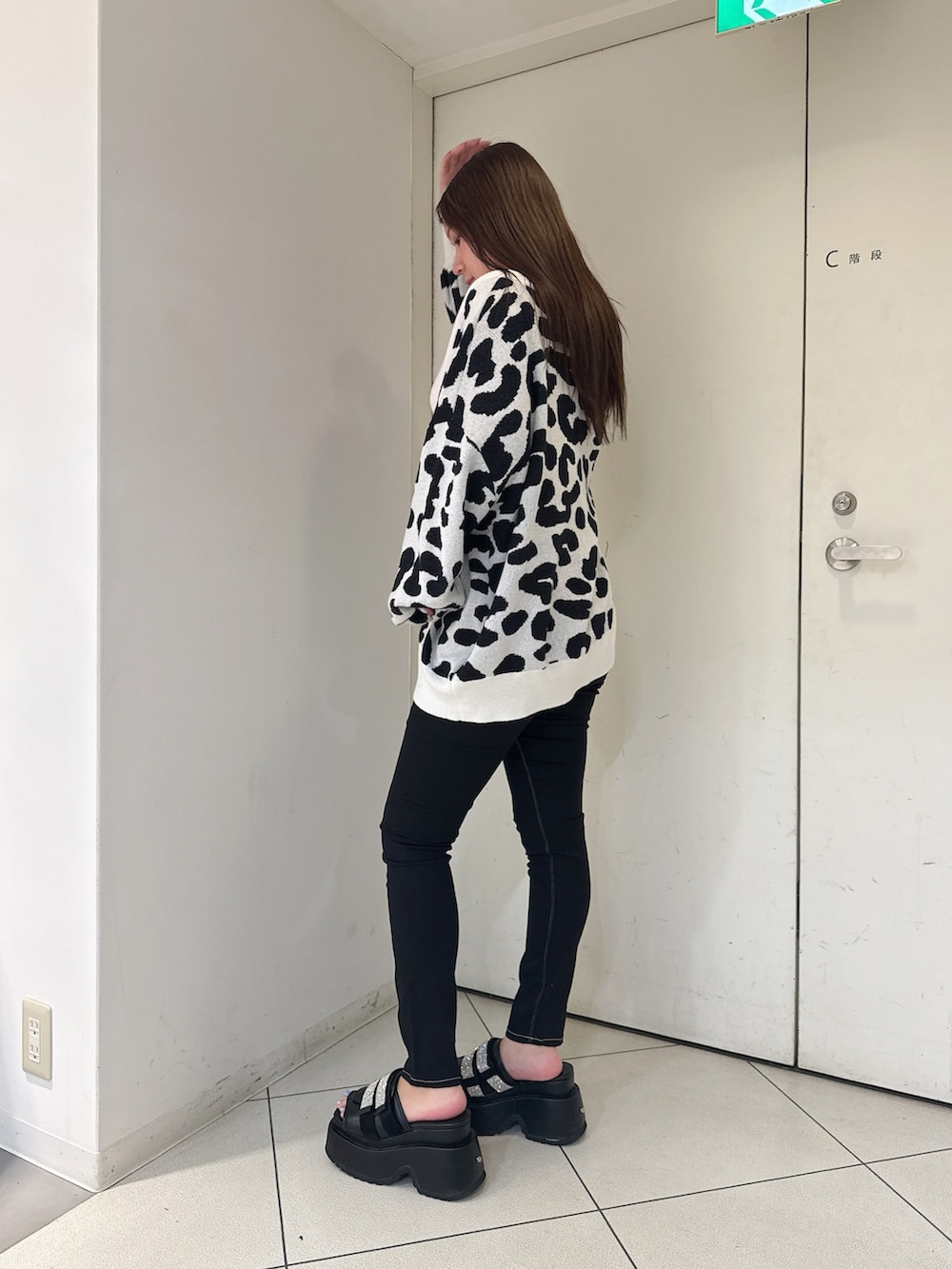 ピンク系のTシャツ/カットソー、ホワイト系のカーディガン/ボレロ、ブラック系のデニムパンツを着用したレディースの夏コーディネートの2枚目の写真