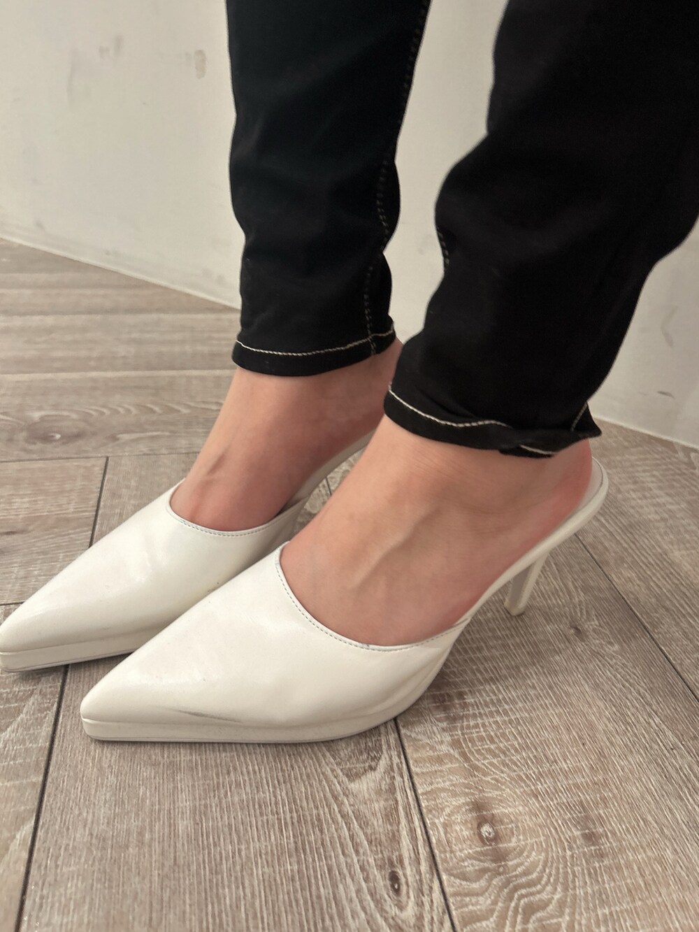 イエロー系のニット/セーター、ブルー系のデニムパンツ、ホワイト系のパンプスを着用したレディースの春コーディネートの9枚目の写真