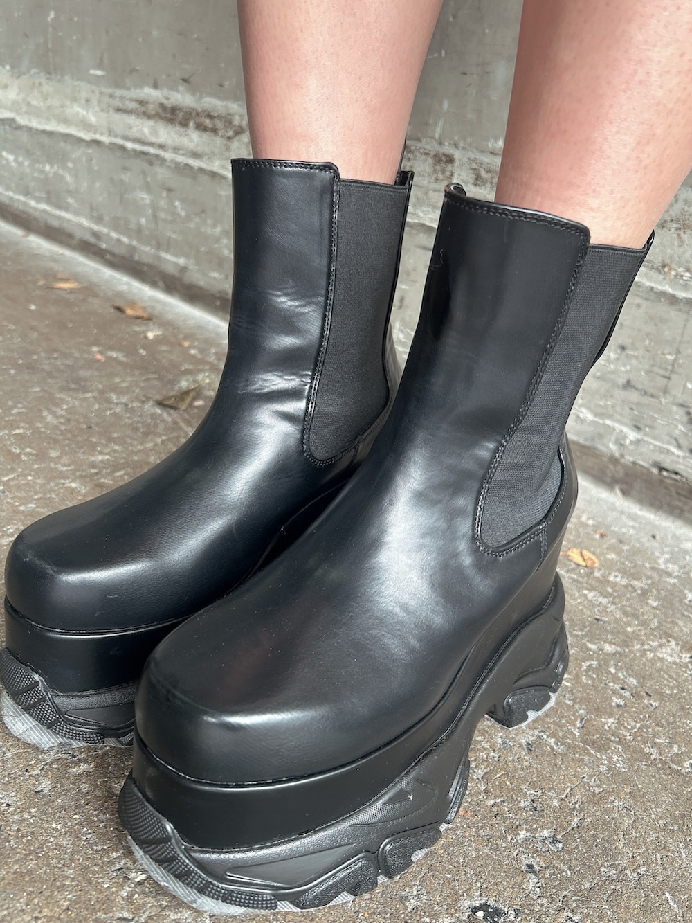 ブルー系のワンピース、ホワイト系のダウンジャケット/コート、ブラック系のブーツを着用したレディースの冬コーディネートの7枚目の写真