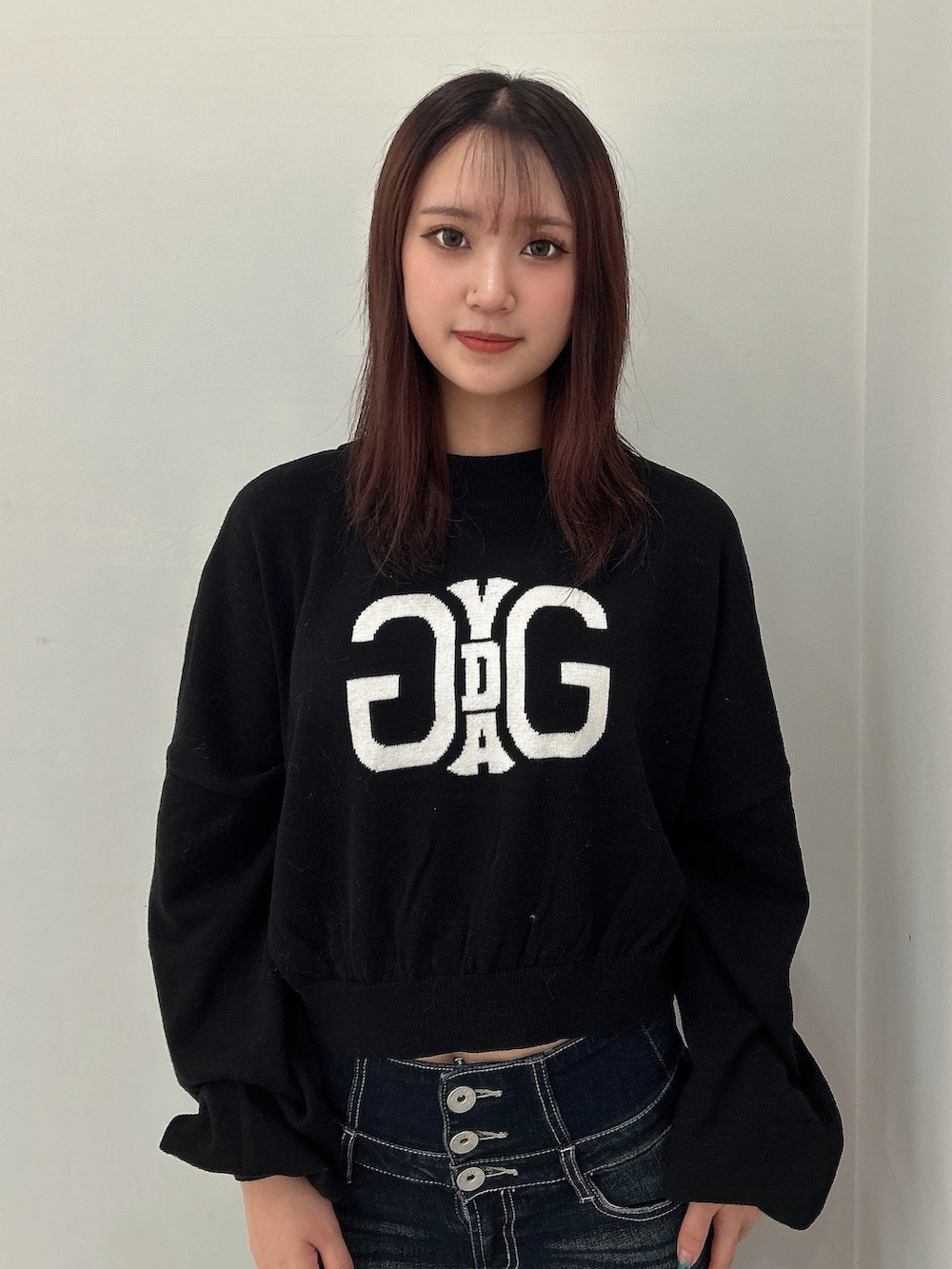 ブルー系のデニムパンツ、その他のライダースジャケット、ブラック系のニット/セーターを着用したレディースの秋コーディネートの4枚目の写真