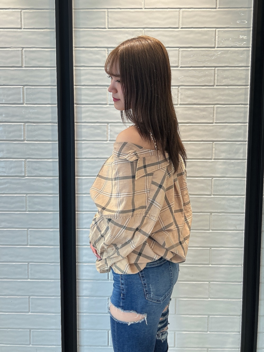 ベージュ系のシャツ/ブラウス、ホワイト系のキャミソール、ブルー系のデニムパンツを着用したレディースの夏コーディネートの5枚目の写真