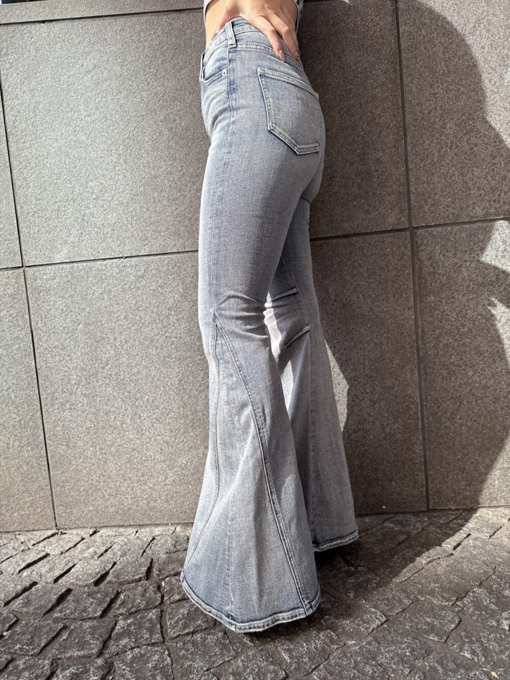 ブラック系のブーツ、ホワイト系のニット/セーター、ホワイト系のブルゾンを着用したレディースの秋コーディネートの7枚目の写真