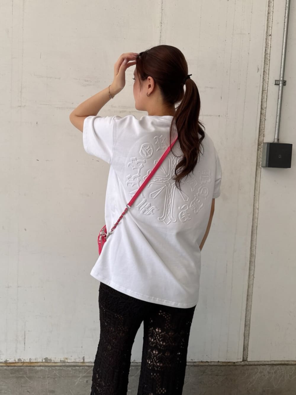 ホワイト系のTシャツ/カットソー、ブラック系のその他パンツ、ピンク系のショルダーバッグを着用したレディースの夏コーディネートの6枚目の写真