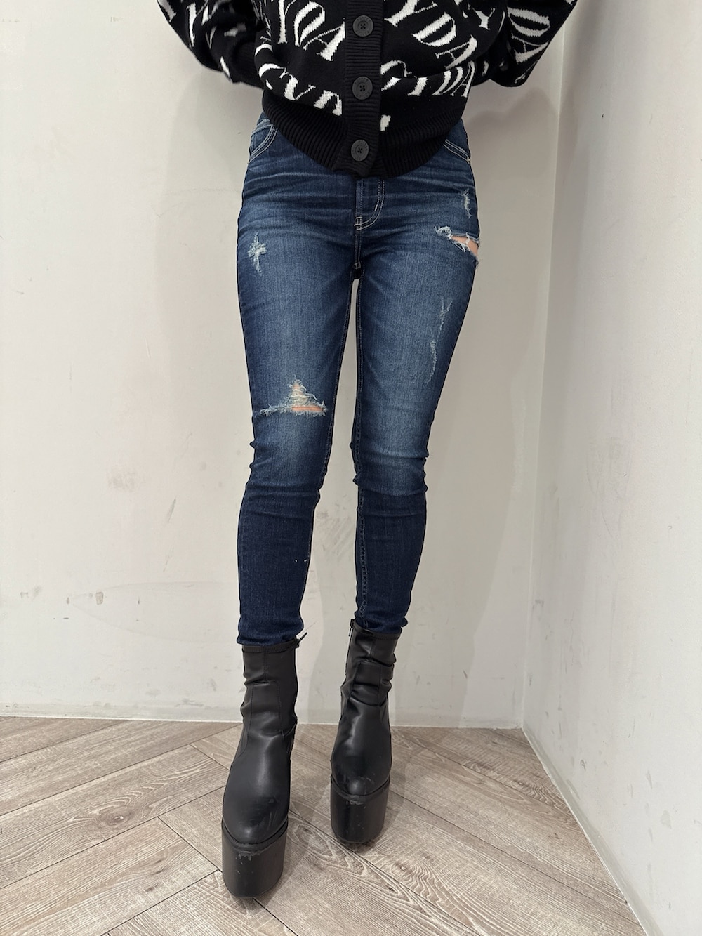 ブラック系のカーディガン/ボレロ、ホワイト系のキャミソール、ブルー系のデニムパンツを着用したレディースの春コーディネートの8枚目の写真